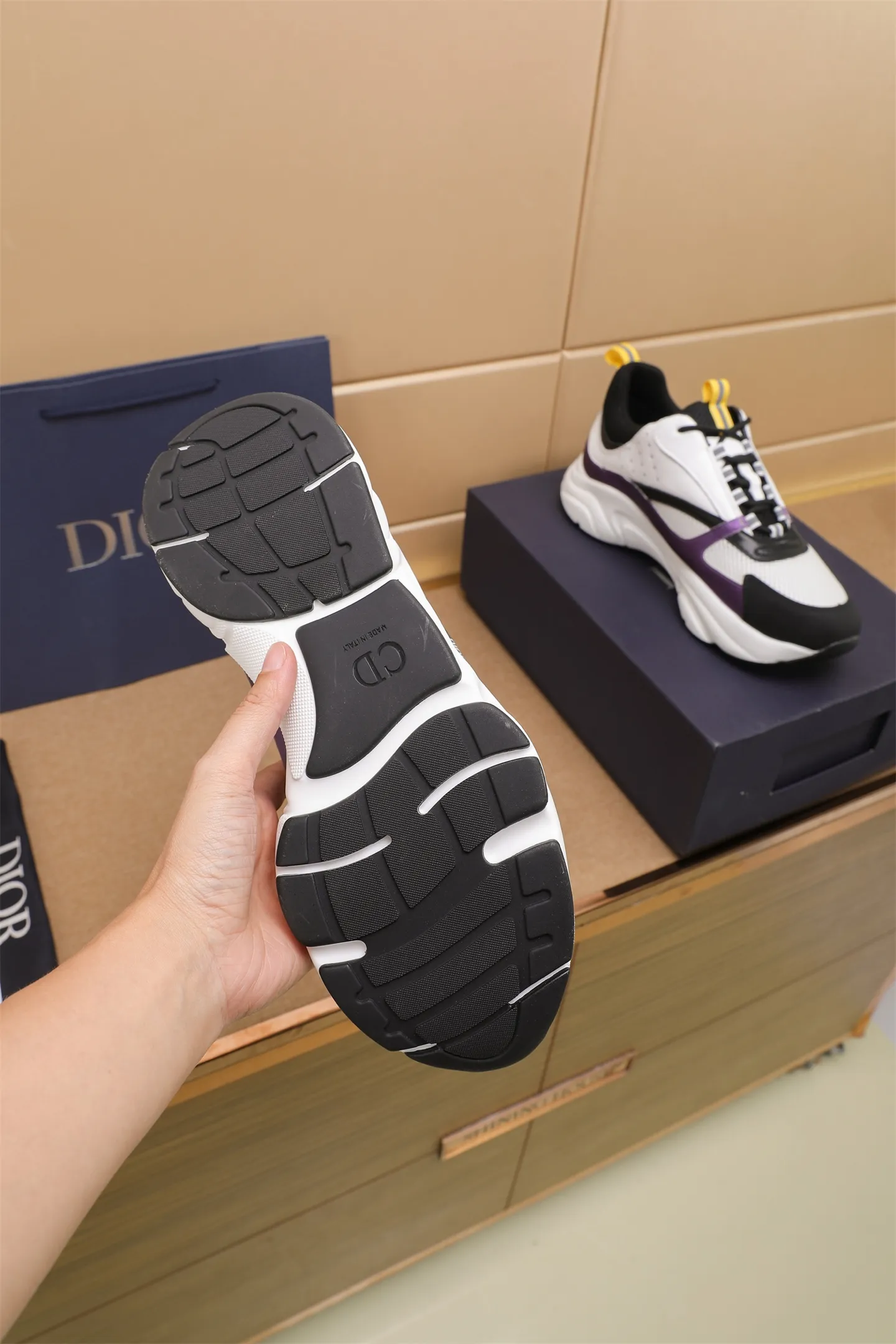 Factory price: 460💰Dior’s top version of D’s b22 men’s sports shoes. Inspired by retro running styles, the chunky low-top silhouette features gray calf leather and blue and white mesh fabric uppers, atop a black, white and blue engraved rubber sole. Nylon ribbon accents the blue mesh tongue and heel counter, and a "dio~" logo appears on the side. Pair it with a suit for a striking contrast and add a sportswear-chic edge to your look. The thick sole can be about 4cm~ Size: 38-45, [46, 47 customized]